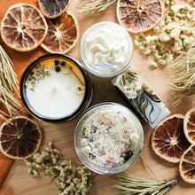 Charger l'image dans la galerie, Coffret bien-être de produits pour le corps et d'ambiance rafraichissant, chandelle, sels de bain, beurre fouetté et savon, décoré de fleurs et de feuilles