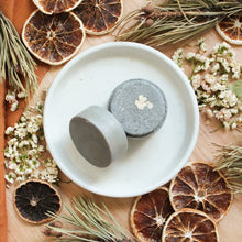 Charger l'image dans la galerie, Ensemble contenant un shampoing et un revitalisant solide naturel, de forme ronde et couleur bleu