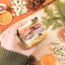 Charger l'image dans la galerie, Ensemble d'échantillons de savons pour le corps, collection hiver, faits d'ingrédients naturels et huiles essentielles, colorés naturellement, décorés de plantes