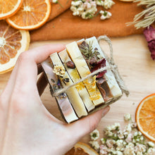 Charger l'image dans la galerie, Ensemble de 6 échantillons de savons naturels, colorés naturellement avec plantes et argiles, ingrédients naturels et huiles essentielles, décoré d'orange, rose, sapin, lavande, pin, attachés ensemble avec cordelette