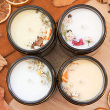 Charger l'image dans la galerie, Ensemble de 4 chandelles automnales, faites de cire de soya et de coco et d'huiles essentielles, décorées de fleurs et feuilles