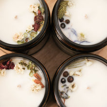 Charger l'image dans la galerie, Ensemble de chandelles hivernales, faites de cire de soya et de coco et d'huiles essentielles, décorées de fleurs et feuilles, dans une boîte cadeau