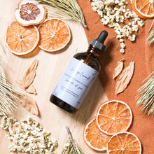 Charger l'image dans la galerie, Huile nourrissante pour le corps et le bain, fait d'ingrédients naturels et huiles essentielles, coloré naturellement avec argile et plantes, décoré de fleurs et feuilles