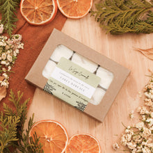 Charger l'image dans la galerie, Ensemble de 6 lampions forêt boréale, faits de cire de soya et de coco et d'huiles essentielles, décorés de fleurs et feuilles, dans une boîte