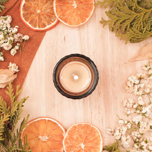 Charger l'image dans la galerie, Lampions de printemps dans un porte-lampion en verre ambré, faits de cire de soya et de coco et d'huiles essentielles, décorés de fleurs et feuilles