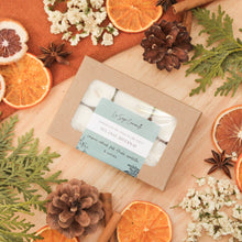 Charger l'image dans la galerie, Ensemble de 6 lampions, faits de cire de soya et de coco et d'huiles essentielles, décorés de fleurs et feuilles, dans une boîte