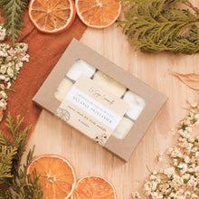 Charger l'image dans la galerie, Ensemble de 6 lampions de la collection de printemps, faits de cire de soya et de coco et d'huiles essentielles, décorés de fleurs et feuilles, dans une boîte