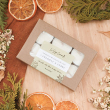 Charger l'image dans la galerie, Ensemble de 6 lampions camomille et cèdre, faits de cire de soya et de coco et d'huiles essentielles, décorés de fleurs et feuilles, dans une boîte