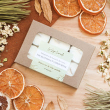 Charger l'image dans la galerie, Ensemble de 6 lampions eucalyptus et citronnelle, faits de cire de soya et de coco et d'huiles essentielles, décorés de fleurs et feuilles, dans une boîte