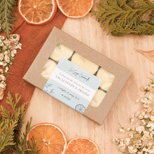 Charger l'image dans la galerie, Ensemble de 6 lampions eucalyptus et orange, faits de cire de soya et de coco et d'huiles essentielles, décorés de fleurs et feuilles, dans une boîte