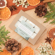 Charger l'image dans la galerie, Ensemble de 6 lampions eucalyptus et sapin baumier, faits de cire de soya et de coco et d'huiles essentielles, décorés de fleurs et feuilles, dans une boîte