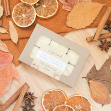 Charger l'image dans la galerie, Ensemble de 6 lampions orange et cannelle, faits de cire de soya et de coco et d'huiles essentielles, décorés de fleurs et feuilles, dans une boîte
