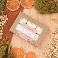 Charger l'image dans la galerie, Ensemble de 6 lampions rose et tangerine, faits de cire de soya et de coco et d'huiles essentielles, décorés de fleurs et feuilles, dans une boîte