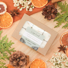 Charger l'image dans la galerie, Ensemble de 6 lampions sapin baumier, faits de cire de soya et de coco et d'huiles essentielles, décorés de fleurs et feuilles, dans une boîte