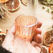 Charger l'image dans la galerie, Porte-lampion en verre doré, contenant un lampion naturel, décoré de fleurs et feuilles