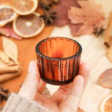 Charger l'image dans la galerie, Porte-lampion en varre ambré, contenant un lampion naturel allumé, décoré de fleurs et feuilles