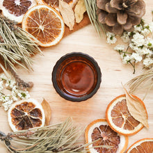 Charger l'image dans la galerie, Porte-lampion en varre ambré, contenant un lampion naturel allumé, décoré de fleurs et feuilles