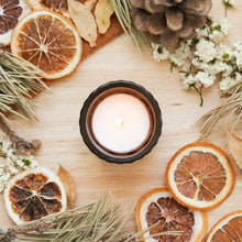 Charger l'image dans la galerie, Porte-lampion en varre ambré, contenant un lampion naturel allumé, décoré de fleurs et feuilles