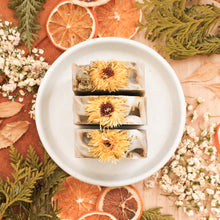 Charger l'image dans la galerie, Savon pour le corps camomille et cèdre, fait d'ingrédients naturels et huiles essentielles, coloré naturellement avec argile et plantes, décoré de fleurs et feuilles