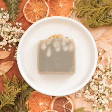 Charger l'image dans la galerie, Savon pour le corps camomille et cèdre, fait d'ingrédients naturels et huiles essentielles, coloré naturellement avec argile et plantes, décoré de fleurs et feuilles