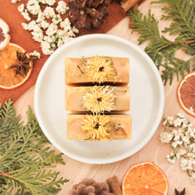 Charger l'image dans la galerie, Savon pour le corps camomille et gingembre, fait d'ingrédients naturels et huiles essentielles, coloré naturellement avec argile