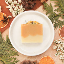 Charger l'image dans la galerie, Savon pour le corps camomille et gingembre, fait d'ingrédients naturels et huiles essentielles, coloré naturellement avec argile