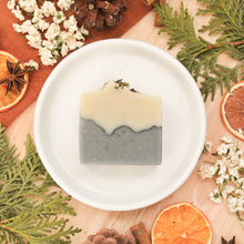 Charger l'image dans la galerie, Savon pour le corps cèdre et menthe, fait d'ingrédients naturels et huiles essentielles, coloré naturellement avec argile verte