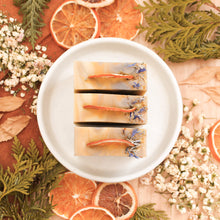 Charger l'image dans la galerie, Savon pour le corps eucalyptus et orange, fait d'ingrédients naturels et huiles essentielles, coloré naturellement avec argile et plantes, décoré de fleurs et feuilles