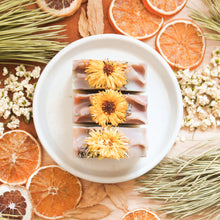 Charger l'image dans la galerie, Savon pour le corps fleurs et citron, fait d'ingrédients naturels et huiles essentielles, coloré naturellement avec argile et plantes, décoré de fleurs et feuilles