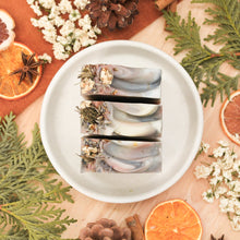 Charger l'image dans la galerie, Savon pour le corps lavande et pin, fait d'ingrédients naturels et huiles essentielles, coloré naturellement avec indigo et argile