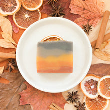 Charger l'image dans la galerie, Savon pour le corps orange et cannelle, parfum naturel d'huiles essentielles, coloré avec argile et indigo, décoré d'orange et de feuilles