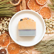 Charger l'image dans la galerie, Savon pour le corps orange et genévrier, fait d'ingrédients naturels et huiles essentielles, coloré naturellement avec argile et plantes, décoré de fleurs et feuilles