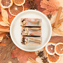 Charger l'image dans la galerie, Savon en barre pour le corps pamplemousse et gingembre, parfum d'huiles essentielles, coloré avec argile rouge, décoré de feuilles et de fleurs