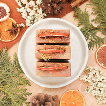 Charger l'image dans la galerie, Savon pour le corps pamplemousse et vanille, fait d'ingrédients naturels et huiles essentielles, coloré naturellement avec argiles