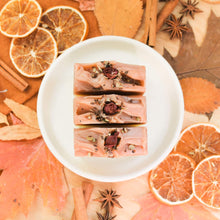 Charger l'image dans la galerie, Savon pour le corps rose et cèdre, fait d'ingrédients naturels et huiles essentielles, coloré naturellement avec argile et plantes, décoré de fleurs et feuilles