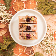 Charger l'image dans la galerie, Savon pour le corps rose et citron, fait d'ingrédients naturels et huiles essentielles, coloré naturellement avec argile et plantes, décoré de fleurs et feuilles