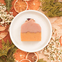 Charger l'image dans la galerie, Savon pour le corps rose et tangerine, fait d'ingrédients naturels et huiles essentielles, coloré naturellement avec argile et plantes, décoré de fleurs et feuilles