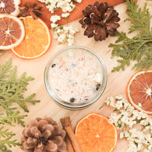 Charger l'image dans la galerie, Sels de bain eucalyptus et sapin, faits d'ingrédients naturels et huiles essentielles, décorés de fleurs et feuilles, contenant de verre transparent