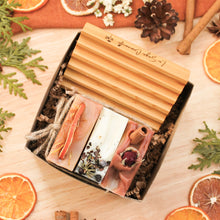 Charger l'image dans la galerie, Ensemble de savons pour le corps, collection hiver, faits d'ingrédients naturels et huiles essentielles, colorés naturellement, décorés de plantes, boîte-cadeau et porte-savon
