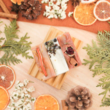 Charger l'image dans la galerie, Ensemble de savons pour le corps, collection hiver, faits d'ingrédients naturels et huiles essentielles, colorés naturellement, décorés de plantes