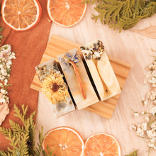 Charger l'image dans la galerie, Ensemble de 3 savons pour le corps de la collection de printemps, faits d'ingrédients naturels et huiles essentielles, colorés avec argile et plantes, décorés de feuilles et fleurs