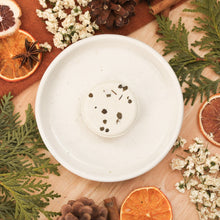Charger l'image dans la galerie, Vapeur de douche cèdre et menthe, pastille solide, faite de cire de soya et de coco et d'huiles essentielles, décorée de fleurs et feuilles