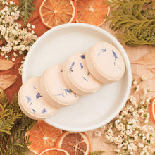 Charger l'image dans la galerie, Vapeur de douche eucalyptus et orange, pastille solide, faite d'ingrédients naturels et d'huiles essentielles, décorée de fleurs et feuilles