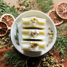 Charger l'image dans la galerie, Savon artisanal Simplement naturel, décoré de camomille, sans colorants, vue du dessus