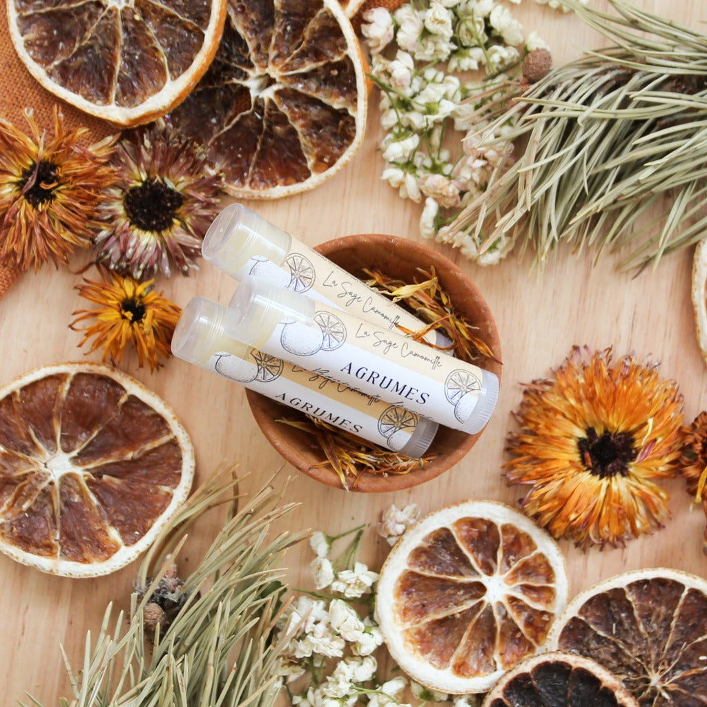 Baume à lèvres artisanal et naturel Agrumes, tube transparant, décoré de fleurs et orange