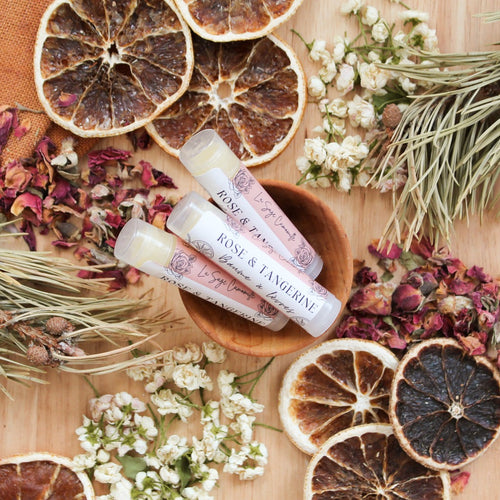 Baume à lèvres artisanal naturel Rose et tangerine, tube transparant, décoré de pétales de rose et agrumes