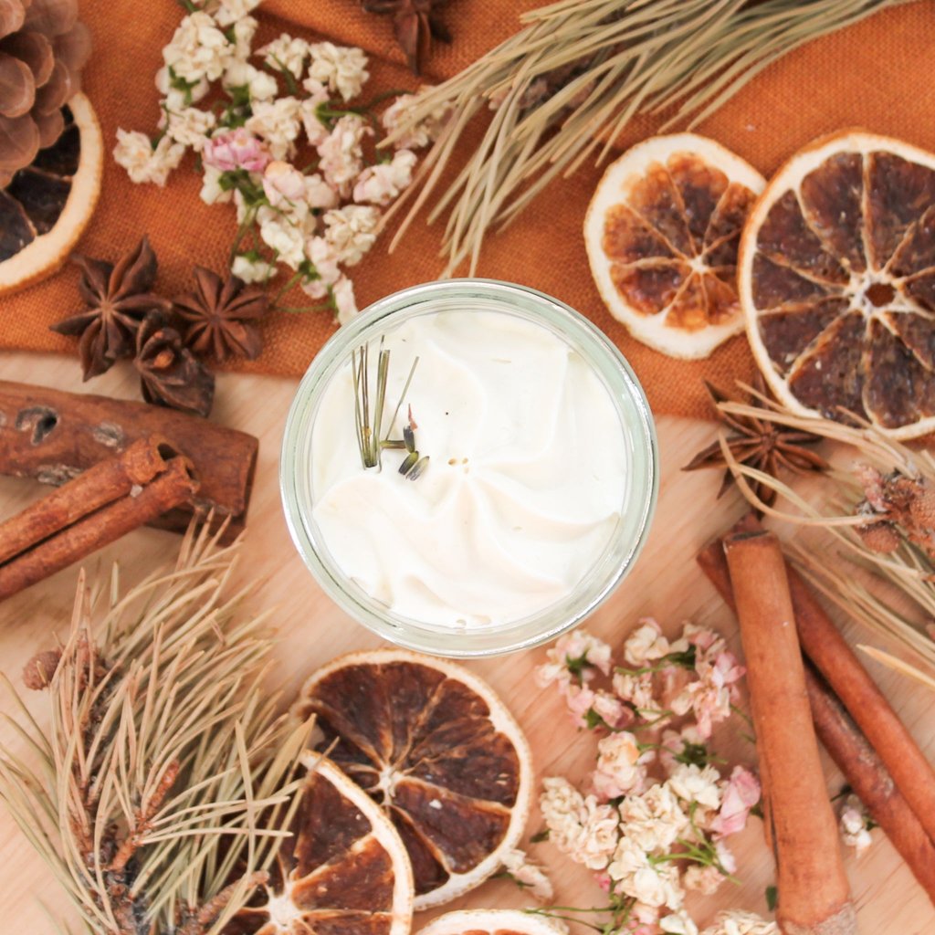 Beurre fouetté pour le corps artisanal et naturel Lavande et pin, Fait d'ingrédients naturels et huiles essentielles, Dans un contenant de verre transparant, avec beurre de karité, grand formats