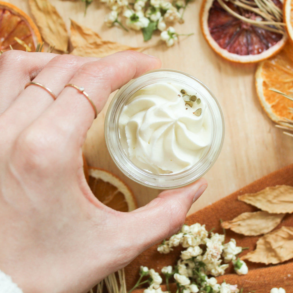 Beurre fouetté pour le corps menthe et eucalyptus, décoré de fleurs, deux formats