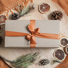 Charger l&#39;image dans la galerie, Boîte cadeau avec ruban coloré pour ensembles de savons naturels artisanaux, Décoré de cannelle, pin, orange et fleurs
