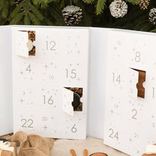 Charger l&#39;image dans la galerie, Calendrier de l&#39;avent de savons et chandelles, emballé avec ruban et sapin
